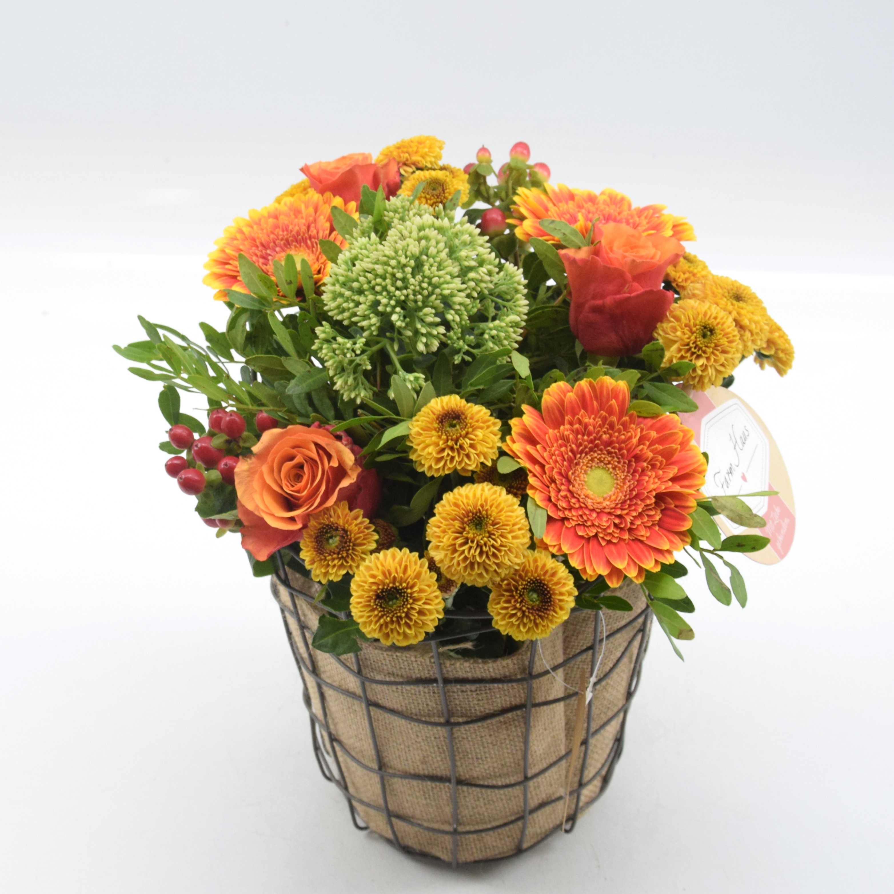 Rustikaler Blumenstrauß in Metallkorb und Leinengebinde
